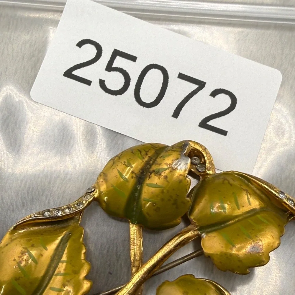 Vintage Unsigned Derosa Brooch‎ Gold Tone Enamel Leaf Nature Vine